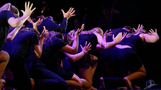 Spectacle Erasmus choré Marie Gourdain.jpg